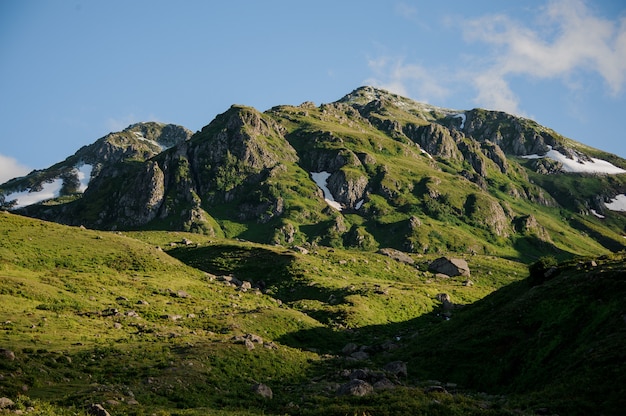 Paisagem das colinas e o céu nublado