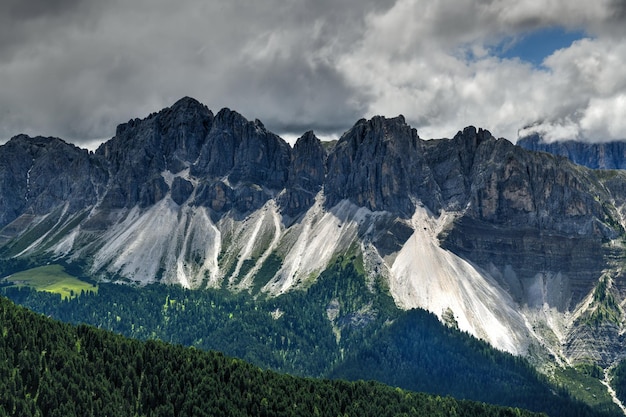 Paisagem das Dolomitas e uma vista das Montanhas Aferer Geisler, na Itália