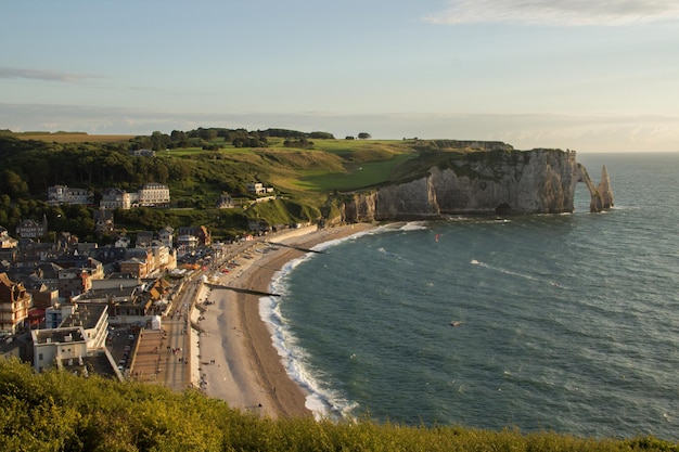 paisagem das falésias de Etretat na França