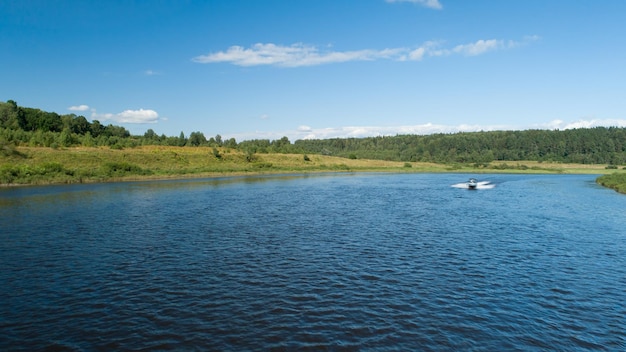 Paisagem das margens da lancha do rio no dia de verão do rio Vista de cima do rio Volga Rússia