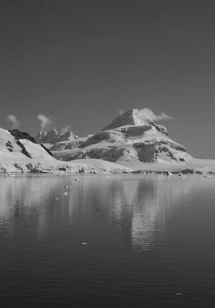 Paisagem das montanhas da Baía de Paraiso Península Antártica