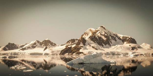 Foto paisagem das montanhas da baía do paraíso península antártica