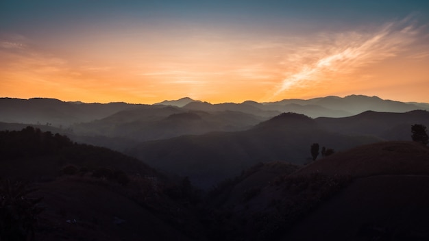 Paisagem das montanhas da floresta no pôr do sol