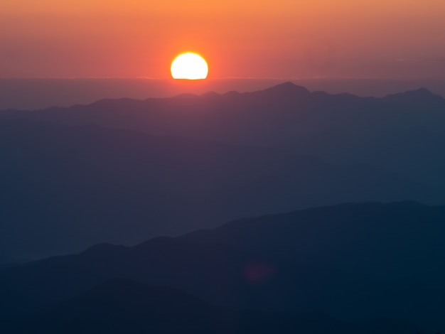 Paisagem das montanhas e do pôr do sol, Thsiland