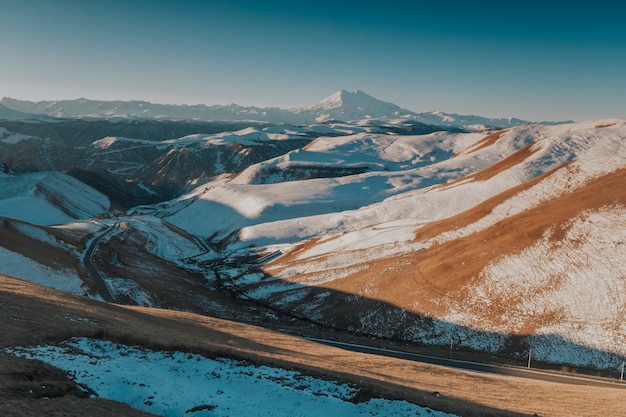 Foto paisagem das montanhas nevadas do cáucaso.