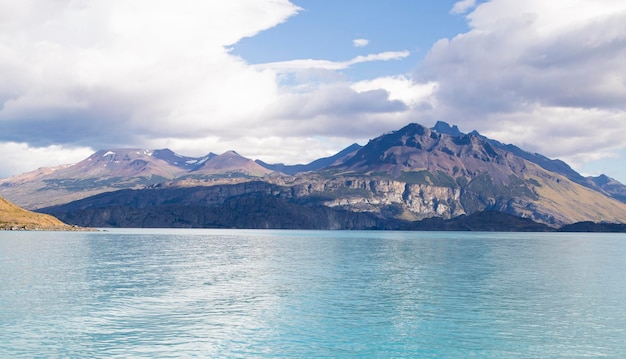 Foto paisagem das montanhas no lago argentino na patagônia