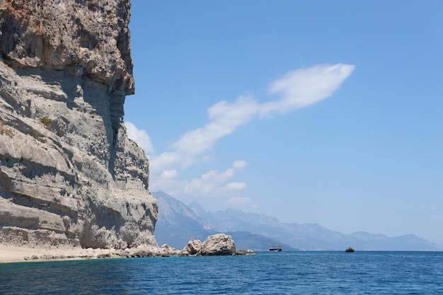 Paisagem das montanhas rochosas naturais da Turquia sobre a água do mar azul