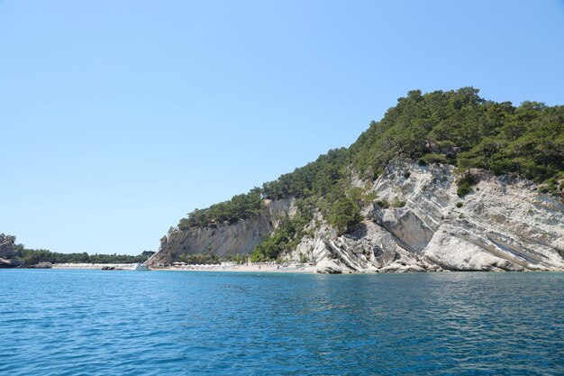 Paisagem das montanhas rochosas naturais da Turquia sobre a água do mar azul