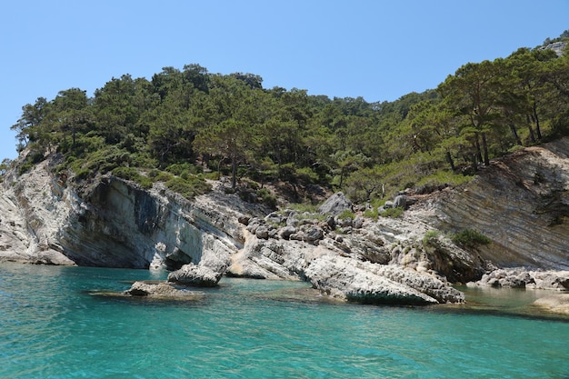Paisagem das montanhas rochosas naturais da Turquia sobre a água do mar azul