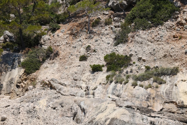 Paisagem das montanhas rochosas naturais da Turquia sobre a água do mar azul