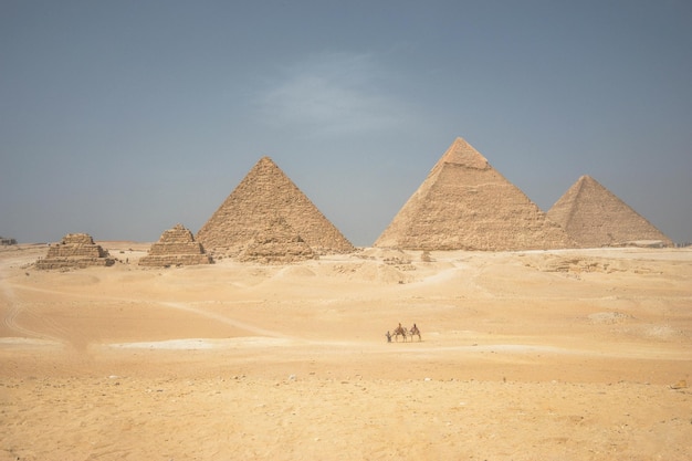 Paisagem das pirâmides de Giza, no Egito
