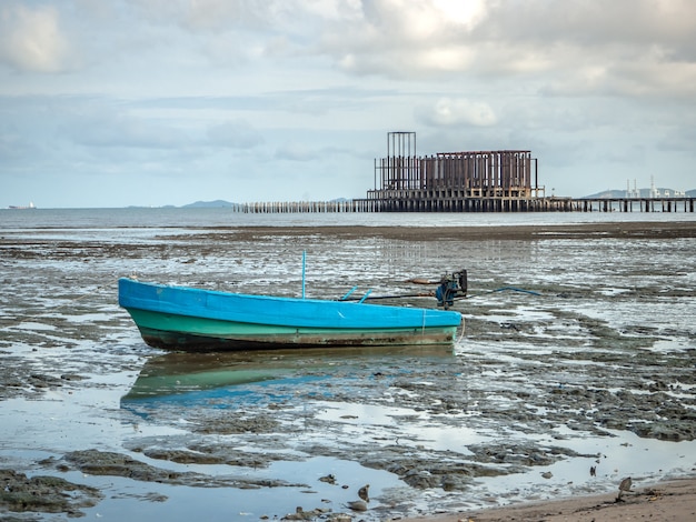 Paisagem das praias com falhas de mar e barco, Pattaya Tailândia.