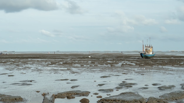 Paisagem das praias com falhas de mar e barco, Pattaya Tailândia.