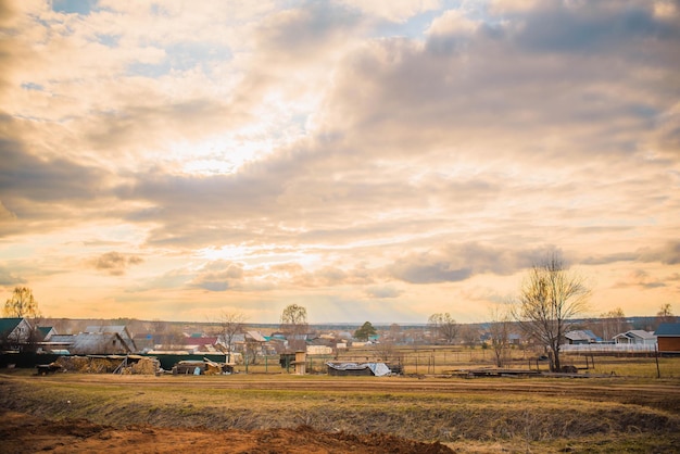 paisagem de aldeia russa ao pôr do sol