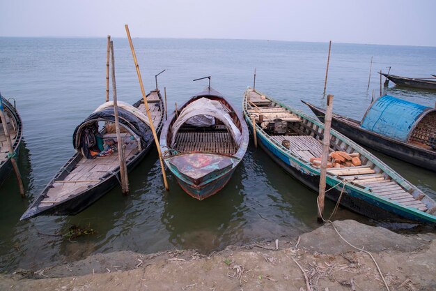 Paisagem de alguns barcos de pesca de madeira na margem do rio Padma em Bangladesh