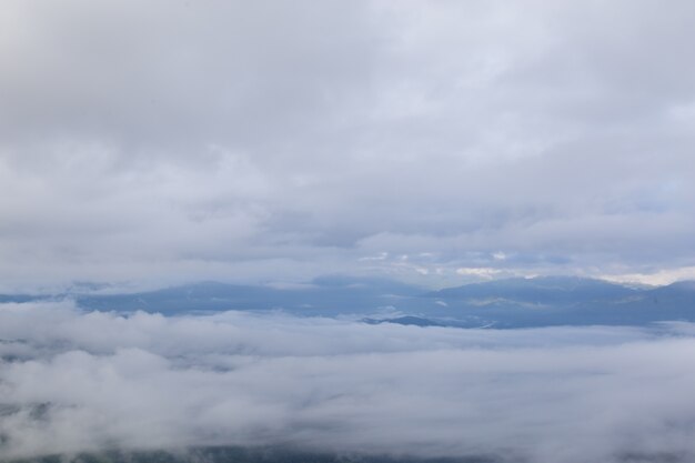 Paisagem de alta montanha e nevoeiro