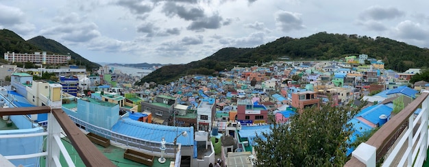 Foto paisagem de alto ângulo da aldeia cultural gamcheon em busan, coreia do sul