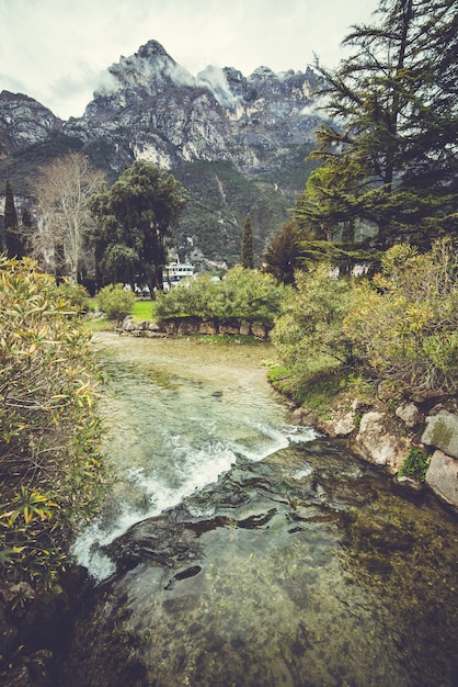 Paisagem de belas montanhas com o rio nos alpes