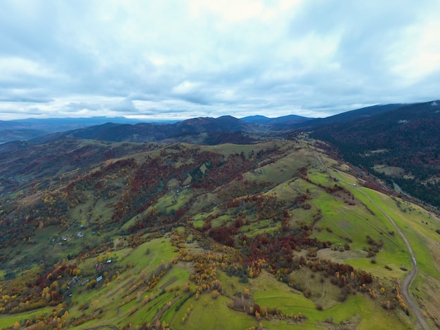 Paisagem de belas montanhas de outono à noite após o pôr do sol