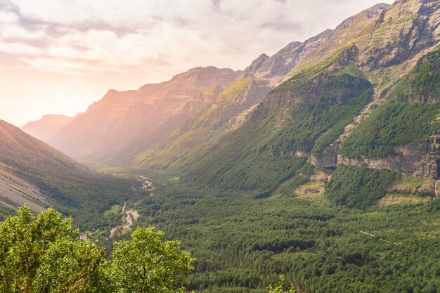 Paisagem de belas montanhas durante o pôr do sol Uma vista panorâmica de um céu colorido acima das montanhas