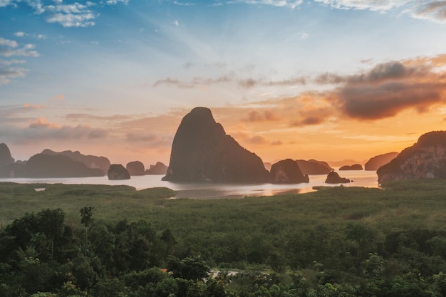 Foto paisagem de calcário na baía de phang nga ao nascer do sol localização invisível de samet nang chee na província de phang nga, tailândia