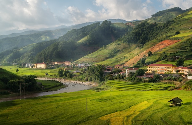 Paisagem de campo de arroz em terraços em Mu Cang Chai, Vietnã