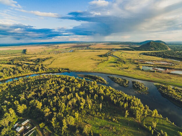 Foto paisagem de campo de aveia e vila