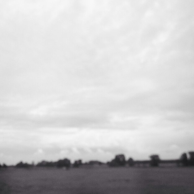 Foto paisagem de campo desfocada contra o céu