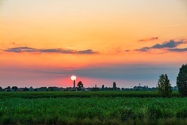 Paisagem de campo sunset country city silhouette