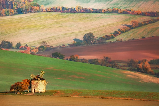 Paisagem de campos com velho moinho de vento no sul da Morávia, República Checa