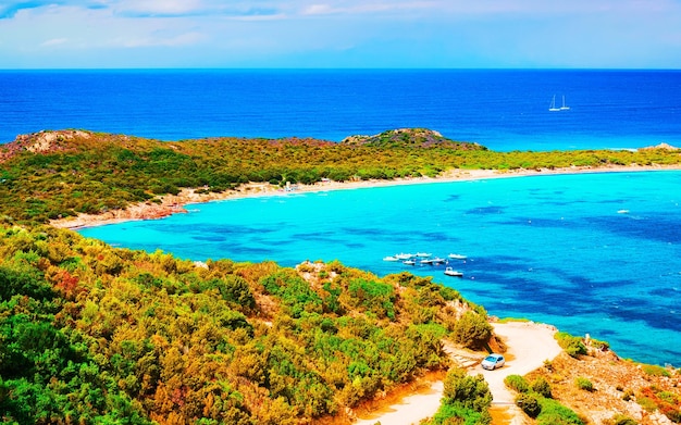 Paisagem de Capo Coda Cavallo visto de San Teodoro no mar Mediterrâneo na província de Olbia-Tempio, ilha da Sardenha, Itália no verão. Cenário na ilha de Tavolara. Mídia mista.