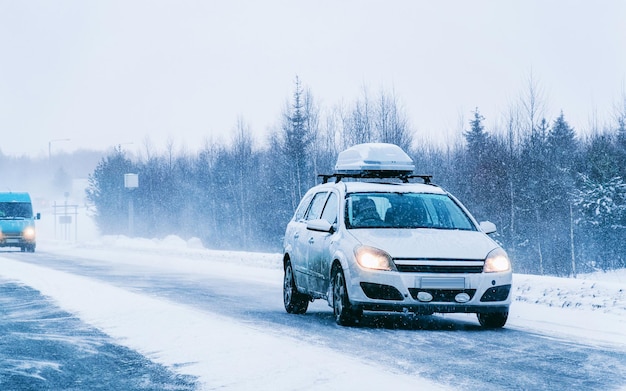 Paisagem de carro e bagageiro na estrada de inverno de neve da Finlândia. Viagem de férias na estrada com a natureza. Cenário com unidade na viagem de férias para recreação. Passeio de movimento na Europa. Transporte