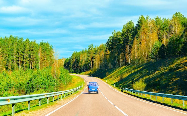 Paisagem de carro na estrada no verão Lituânia. Viagem de férias na estrada com a natureza. Cenário com unidade na viagem de férias para recreação. Passeio de movimento na Europa. Transporte
