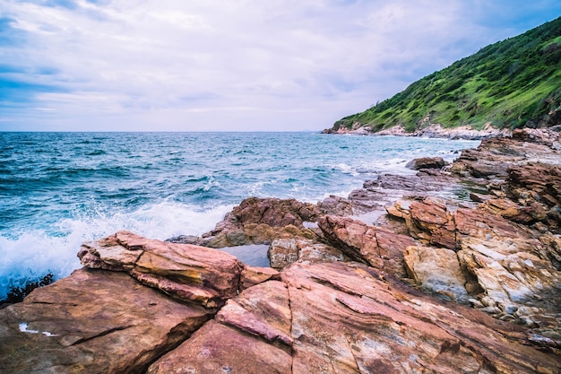 Paisagem de céu azul sobre o mar