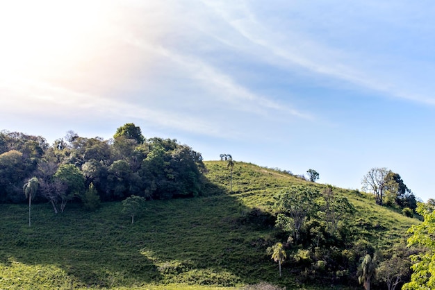 paisagem de colina com céu azul