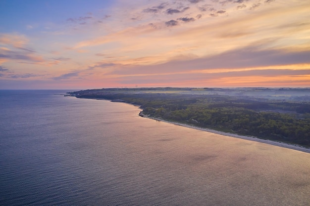 Paisagem de colinas e pôr do sol em uma ilha dinamarquesa