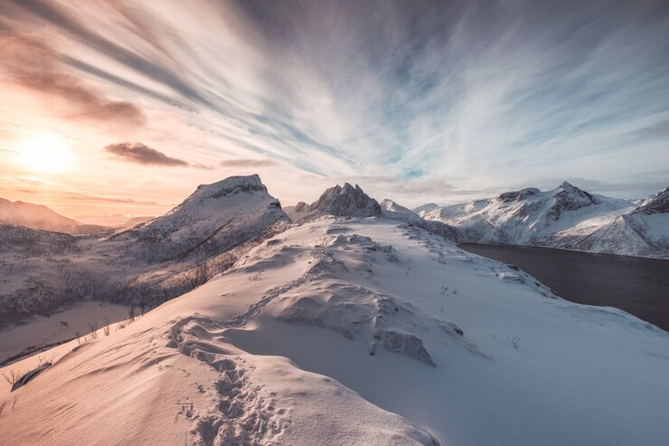 Foto paisagem de colorido monte nevado com pegada ao nascer do sol