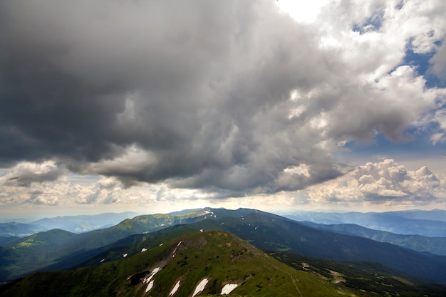 Paisagem de cume de montanha sob céu nublado dramático, verão ou primavera ampla vista panorâmica.