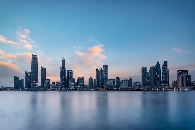 Paisagem de edifícios do litoral da cidade de qingdao e nuvens do céu