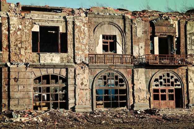 Paisagem de edifícios em ruínas ao pôr do sol, imagem da decrepitude ou desastre natural.