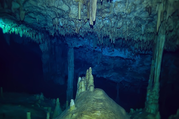 paisagem de estalactites de caverna subaquática, mergulho em caverna, yucatan méxico, vista no cenote debaixo d'água