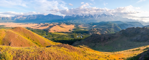 Paisagem de estepe de Kurai de outono brilhante. Estepe no fundo das montanhas. Vista panorâmica, região de Altai.