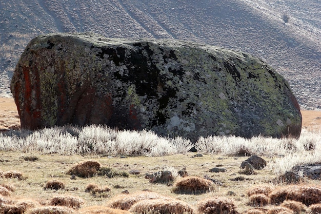 Paisagem de estepe e calha vulcânica de pedra grande