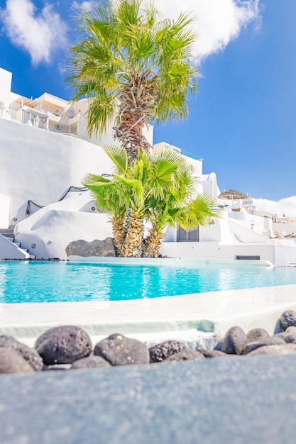 Paisagem de férias de viagens de verão de luxo. Piscina com vista para o mar. Arquitetura branca Santorini