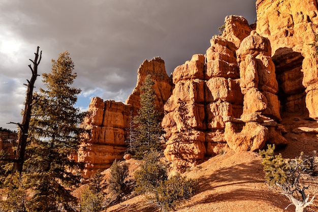 Paisagem de formações rochosas antes de um pôr do sol no estado de Utah, cenário de Hodoos