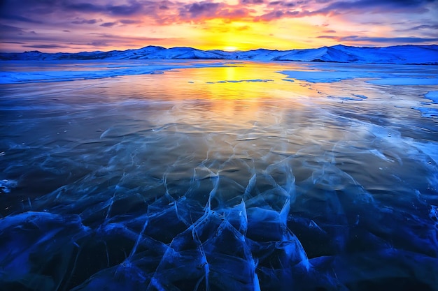 paisagem de gelo baikal, temporada de inverno, gelo transparente com rachaduras no lago