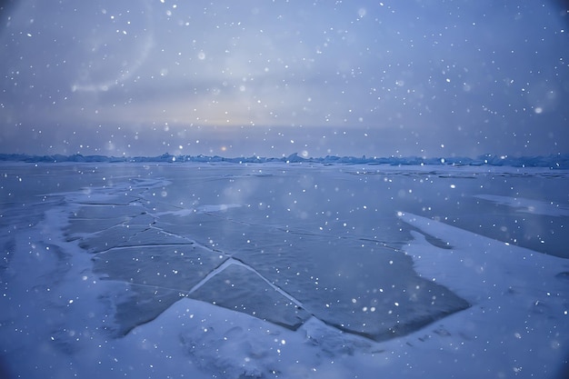 paisagem de gelo baikal, temporada de inverno, gelo transparente com rachaduras no lago