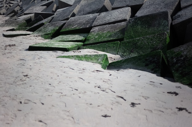 Foto paisagem de grandes cubos apedrejados à beira-mar.