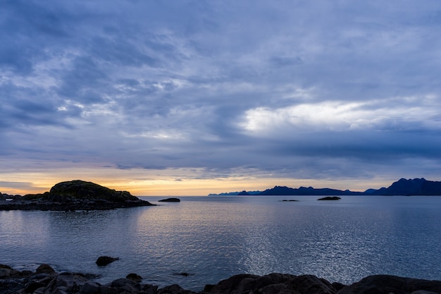 Paisagem de Henningsvaer com mar e montanhas, Noruega