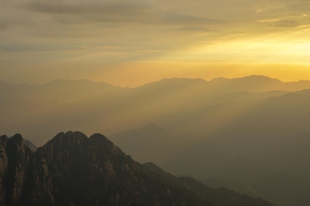 Paisagem de Huangshan Yellow Mountain Património Mundial da UNESCO localizado no pôr do sol da silhueta turística de Huangshan Anhui China